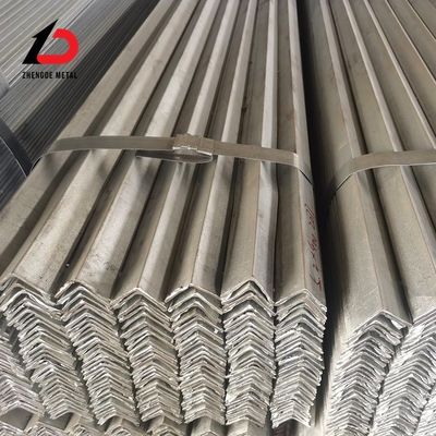 Barras de ángulo perforadas laminadas en caliente con baja concentración de carbono Ss400 ASTM A36m S235jr