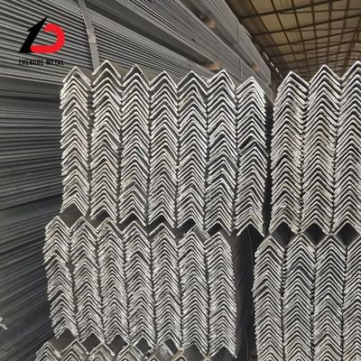 Barras de ángulo perforadas laminadas en caliente con baja concentración de carbono Ss400 ASTM A36m S235jr